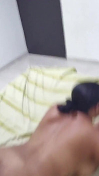 Nachdem ich meinen schwanz ohne Kondom in ihren arsch gelegt habe, stecke ich das ganze Sperma in ihren hintern