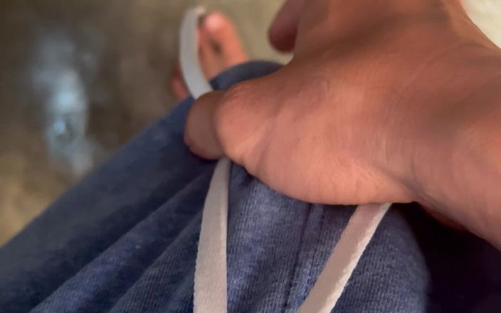 Quan Vietnam 18: Młody azjatyk szarpać małego kutasa i wielką spermę w publicznych...