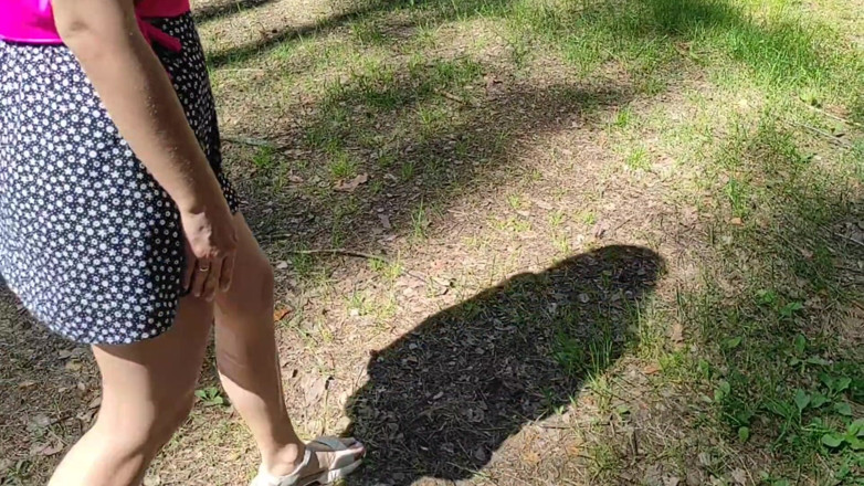 S-Wife Katy: Vdaná děvka se ztratila v lese, pomohla jí a souhlasila, že...