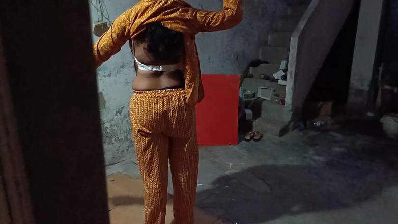 Nirman: Велика дупа бхабхі змінює свій одяг, а чувак дивиться