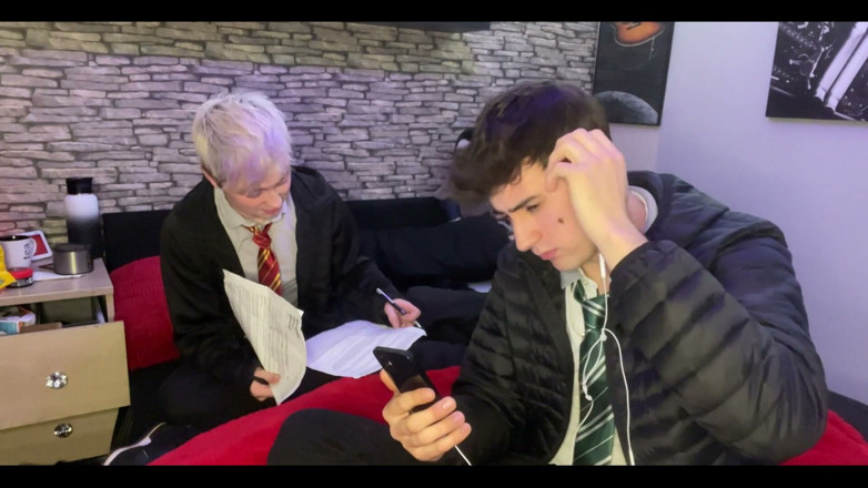 Kyle and Kam: Na een harde universiteitsdag