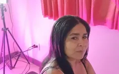 Bu yaşlı bayan sadece onu sikmeyi düşünürken sana karın bölgesi eğitimi veriyor.