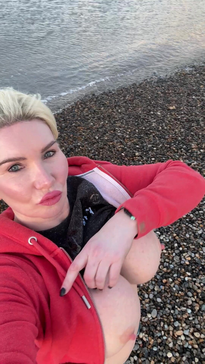 Sophie James: Video bugilku lagi asik fingering di pantai sejauh 25 mil!!