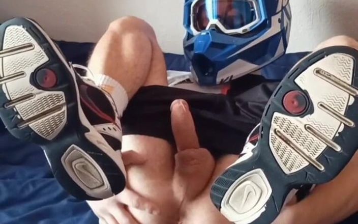 GearMax: サッカー選手がオナニーをしてイク