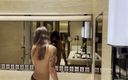Monika FoXXX studio: Monika Fox dedilhando bunda e buceta com esguichando em banho