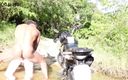 Marcio baiano: Sarışın kız derede motosikletini yıkamasına yardım eden bir adam tarafından...
