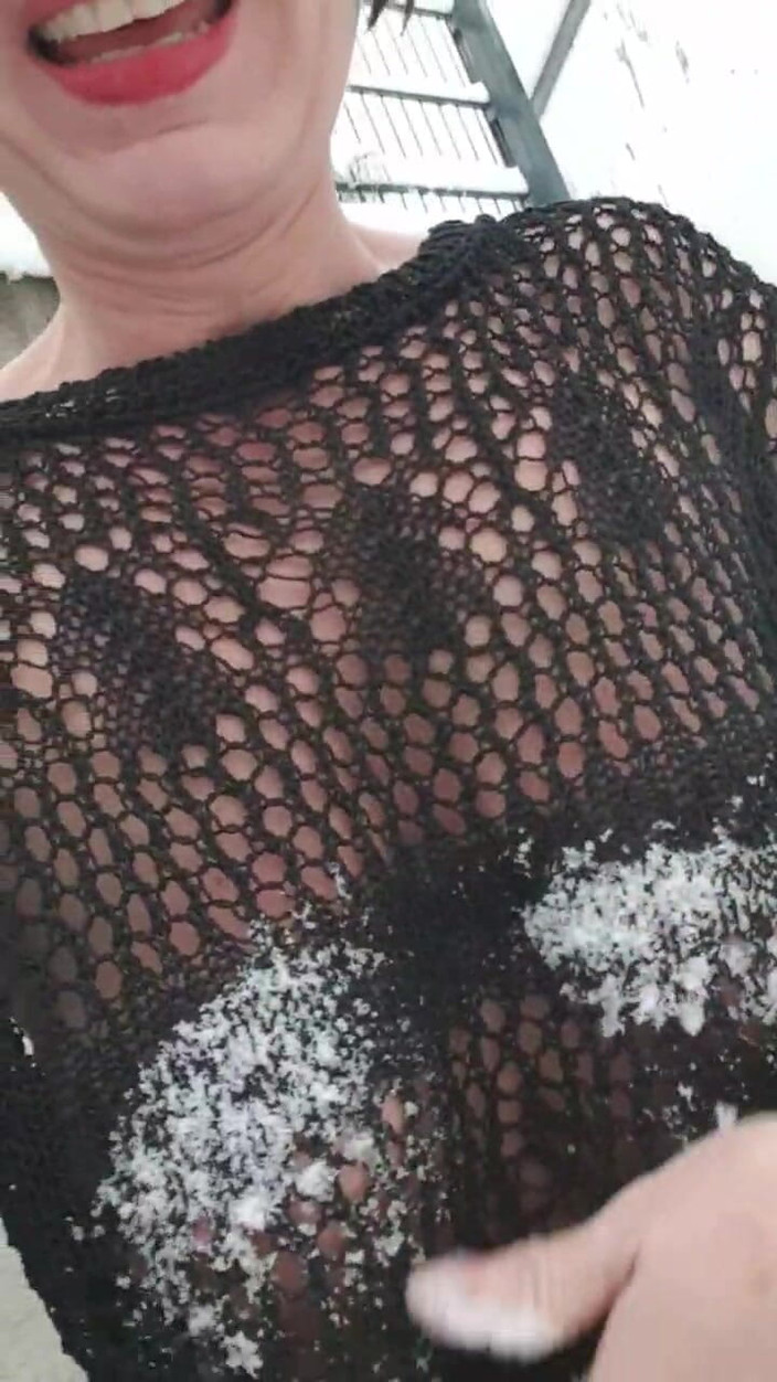 JulieEroticDress: Nuda in neve con Orgasmo e schizzo