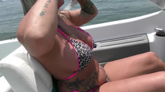 Serving Hollywood: Tlustá krásná blondýnka ukazuje velké šťavnaté kozy na jezeře