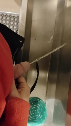 Kencing pada waktu petang di pub perempuan