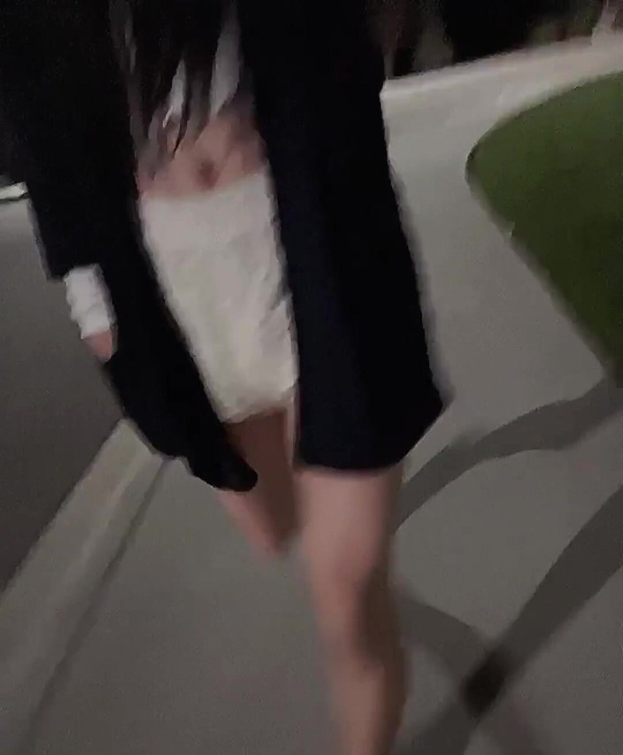 Eva Pans: 팬티 스타킹을 입고 상점 앞에서 바닥을 보여줘