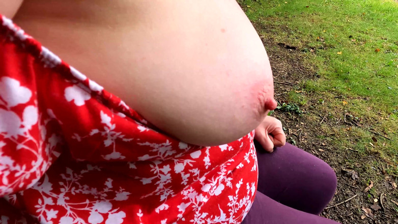 Bouncy Tits Action: Haar kleine tieten slaan tot ze groot gezwollen zijn