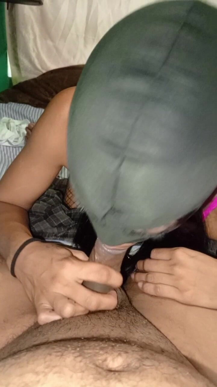 Skinnydanie21: Sora mea vitregă îmi suge pula și mă roagă să o fut...