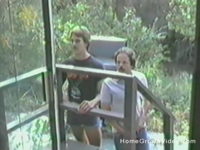 Homegrown Video: İki adam küçük memeli bir sarışını sırayla alıyor