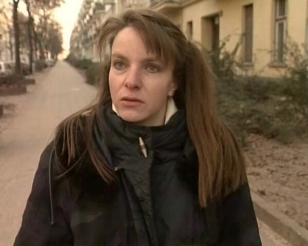 YOUR FIRST PORN: Nicole își masează păsărica păroasă