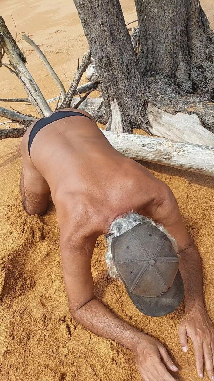 Ladysilvas: Ladysilva Sissy på stranden i trosor kommer knulla min heta...