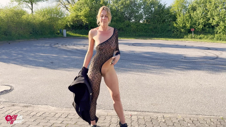 Miley Weasel: O prostituată blondă din nailon se lasă futută, legată în fund!!