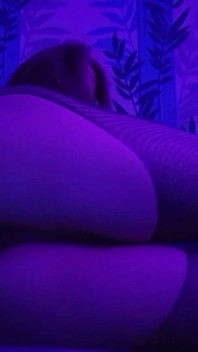 Nyepong dildo, seks anal dan peras susu dirinya sendiri