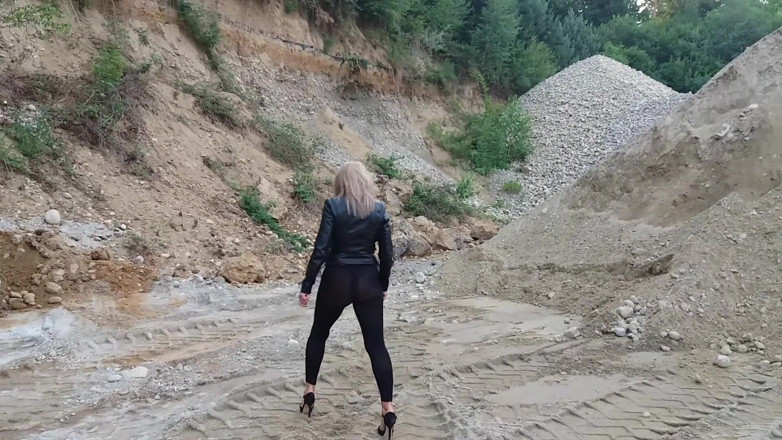 martinawest: Babička se prochází po štěrkovině v těsných legínách a vysokých podpatcích!