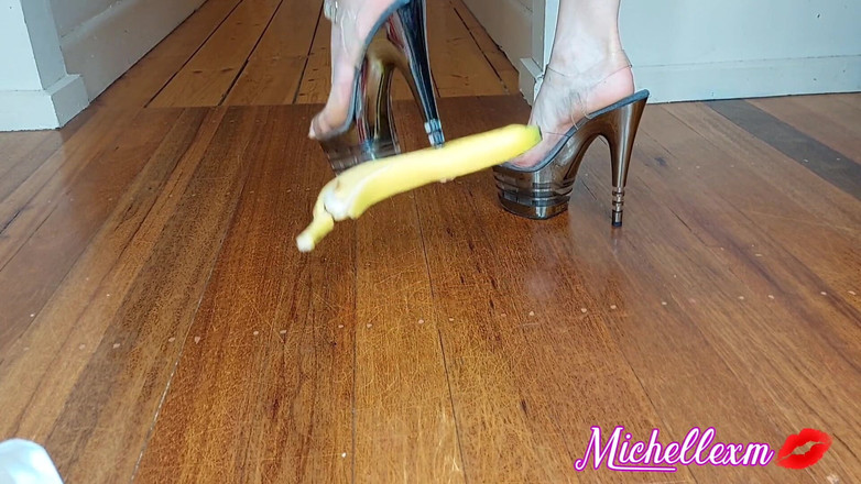 Michellexm: Kadın egemenliği muz aşağılaması