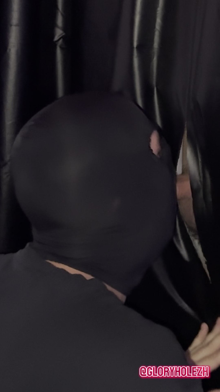 gloryholezh: Un homme de 24 ans après la première pipe au gloryhole...