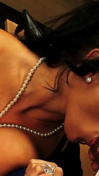 Kerry Louise se penche sur le bureau et se fait baiser la chatte par son patron
