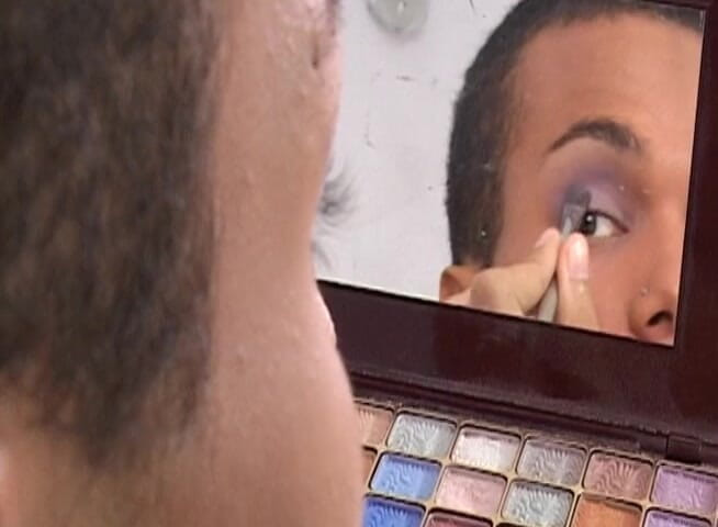 Boys in Disguise: adbhut samlaingik premi ko mahila ke kapre pasand hain