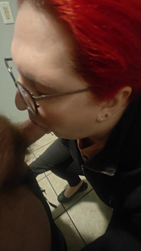 Peituda asiática maricas armadilha depósito de garganta profunda prenhada anal bareback doggie creampie em banheiro público