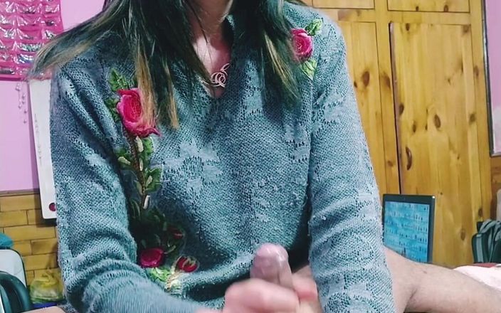 Bolly Karma: Mükemmel ellerle süper ateşli anne güzeli