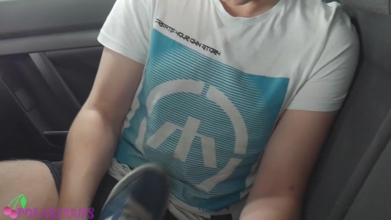 Ethan Alex: Kawan kembar memberikan saya footjob di dalam kereta