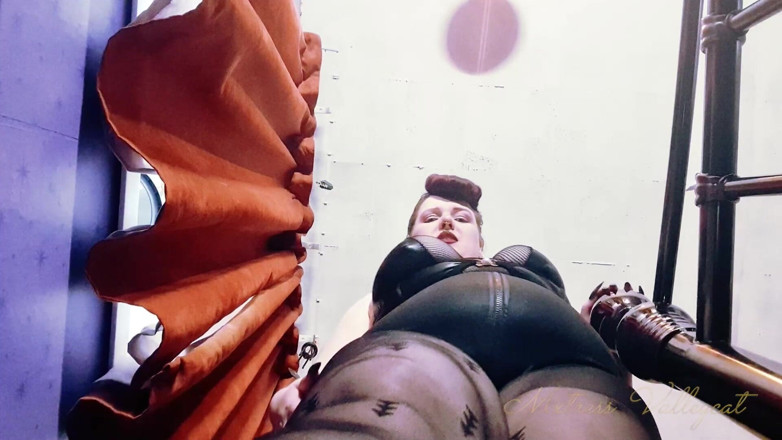 Mxtress Valleycat: Nylon Clad Giantess