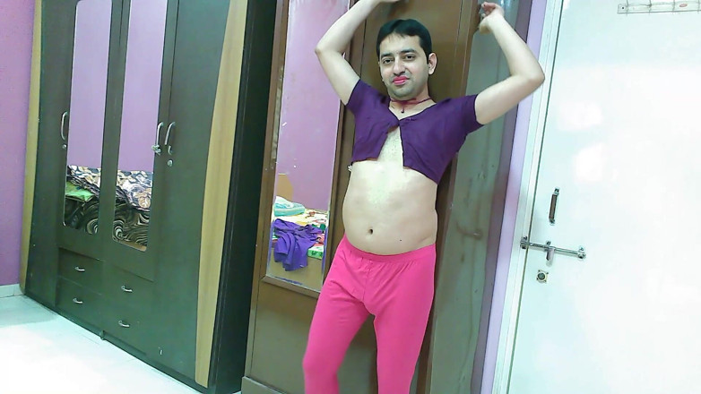 Cute & Nude Crossdresser: Tatlı kadın kılıklı travesti kadın erkek sweet lolipop üstte ve sıkı.