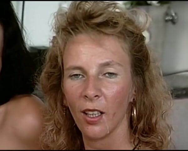 German Homemade: สองสาวเยอรมันหีแพนธ์ดูดควยใหญ่แล้วแบ่งน้ำว่า