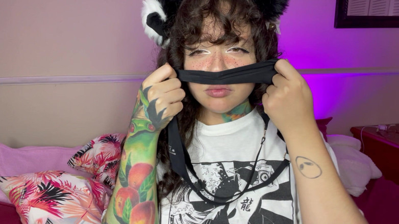 Pedazodchicle: Huele mis bragas sucias conmigo