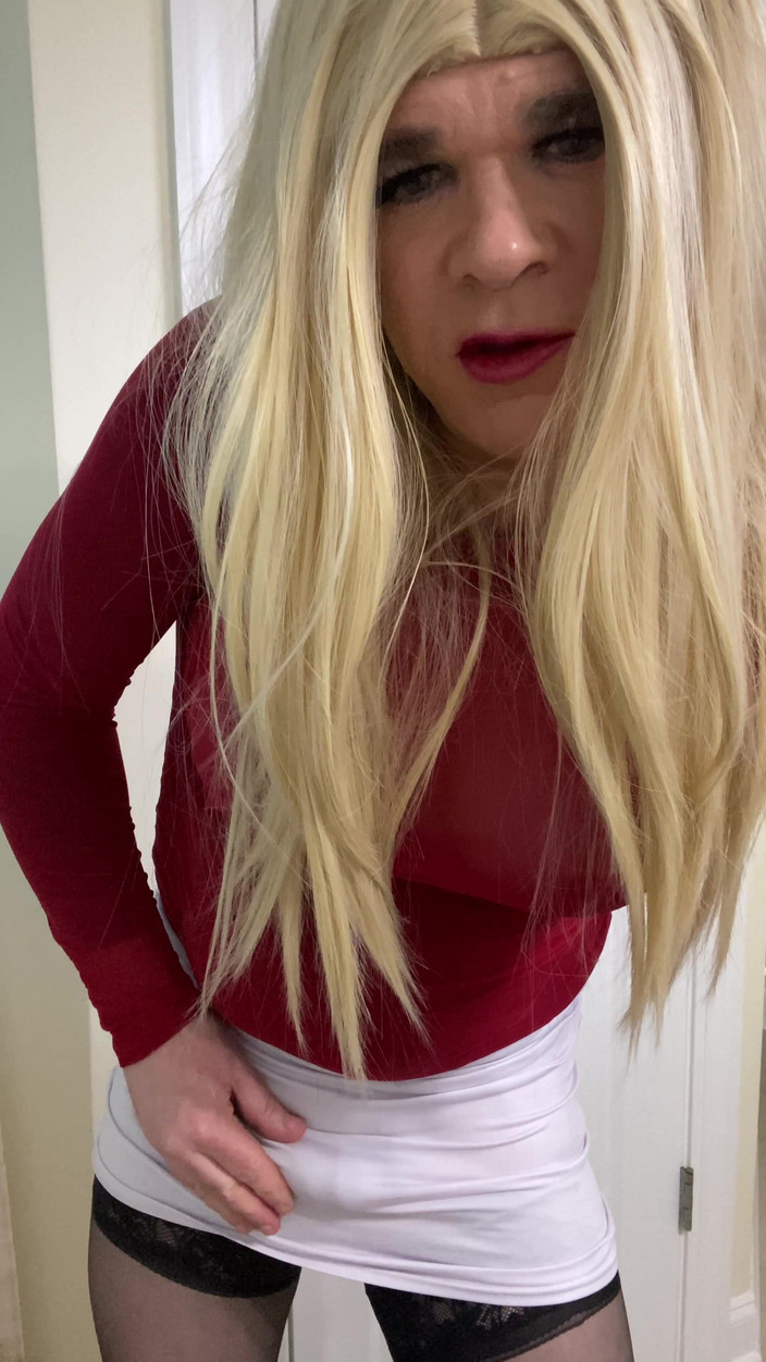 MadisonCD2025: 穿着黑色长筒袜和高跟鞋的熟女变装者谈话