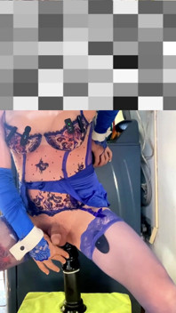 Fofa Femboy de salto alto, lingerie azul muito sexy mostrando sua calcinha ao ar livre