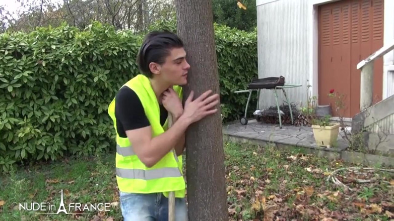 Nude in France: VD är en stygg stor tuttad puma som tar hand om...
