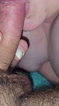 継母のフェラチオは彼女が愛情を込めてやるから