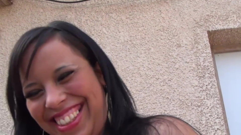 Paris Jango: Rabia, una árabe gordita participa en su primer gangbang duro!