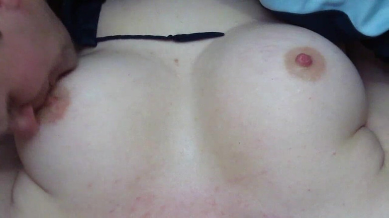 Pussy For Sperm: 若い男が巨乳GFをしゃぶって舐める