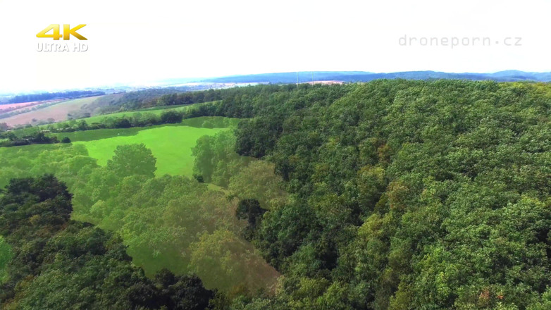 Peaches and Bananas: Ragazza nudista si masturba. Riprese con un drone