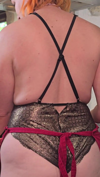 Sexy kÃ1/4dchen wird von 6 safthungrigen typen gefickt und in der küche gangbang gefickt