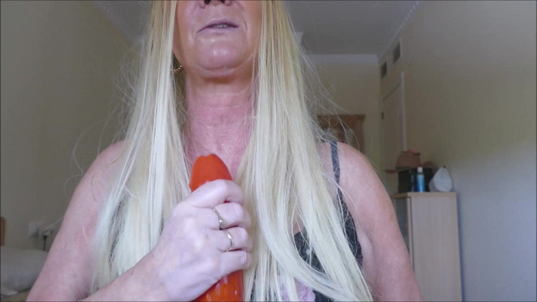 Natalie K: POV simulované sperma v ústech dildo kouření a honění