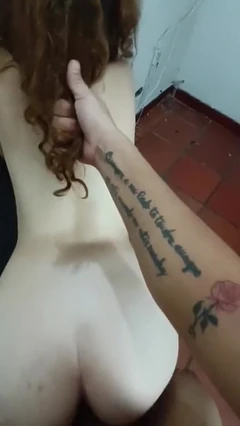Eu fodo minha meia-irmã de perto para fazer sua buceta rosa parecer deliciosa