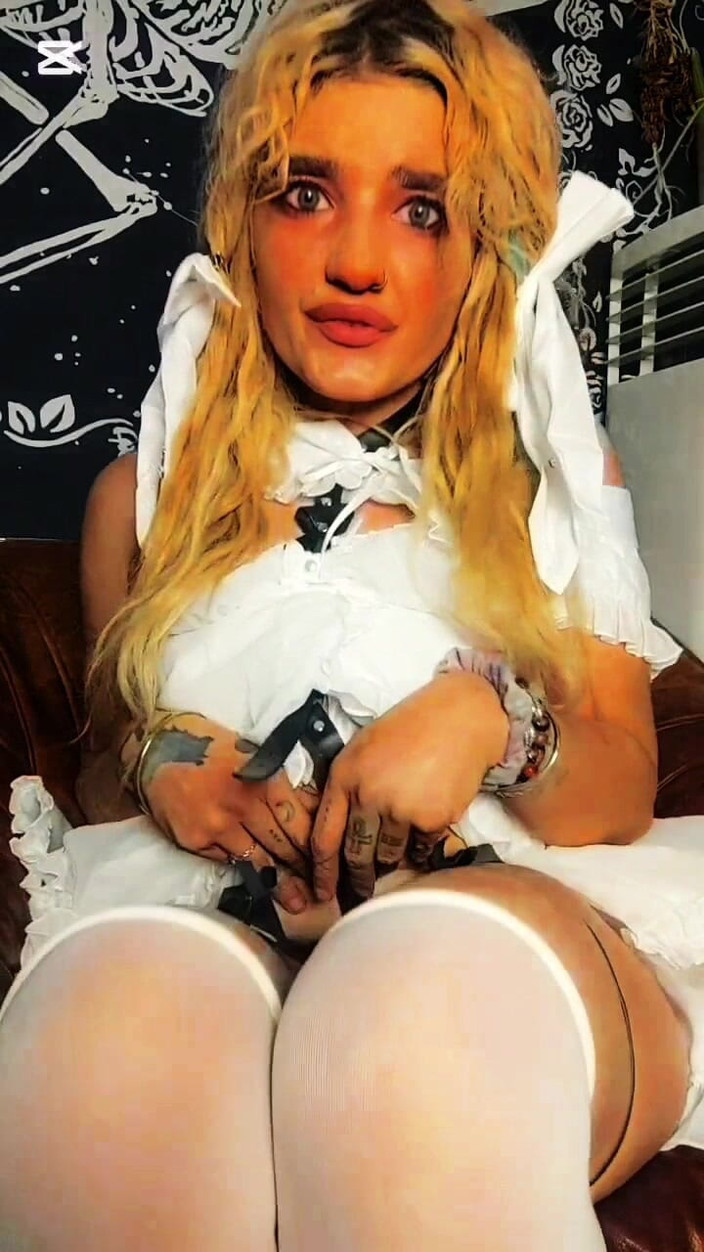 Moondrugz: Una virgen inocente follando mi coño con un consolador