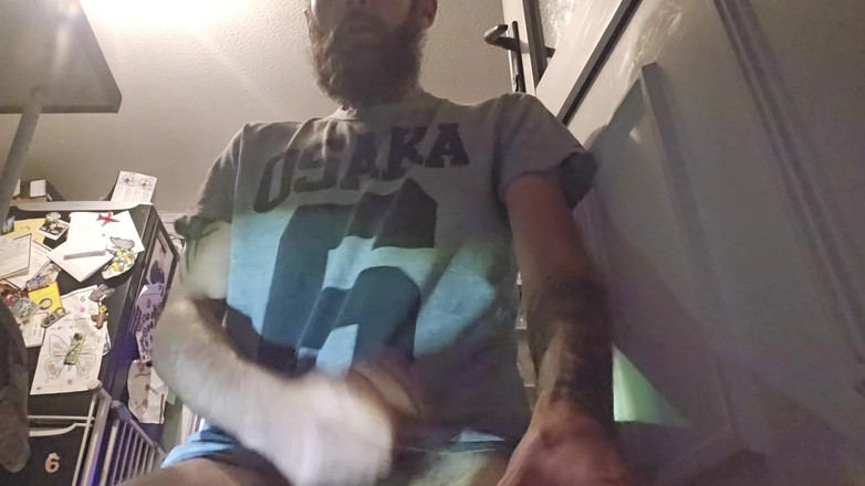 Smoking stoker: Jugando con mi gran polla dura, pedbiendo semen y fumando,...