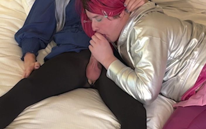 Sissy Bailey Wilde: Une superbe déesse femboy se fait sucer par la trans...