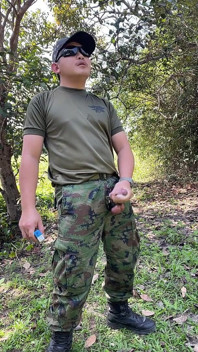 饥渴的Solider泰国女郎在工作时撸管并高潮