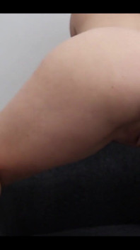 เปลือยกายและใส่แต่รองเท้าส้นสูง