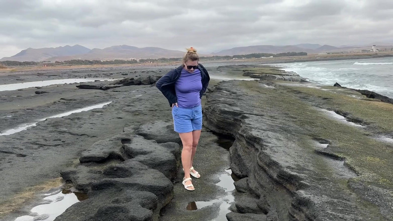 Emma Voyeur: Vnadná Dívka Se Zoufale Snaží Čůrat Na Veřejnosti