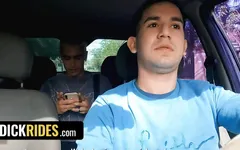Edo Rey, jolie blonde, caresse la bite du chauffeur excité Leo Blue dans le taxi, film complet - une bite chevauche